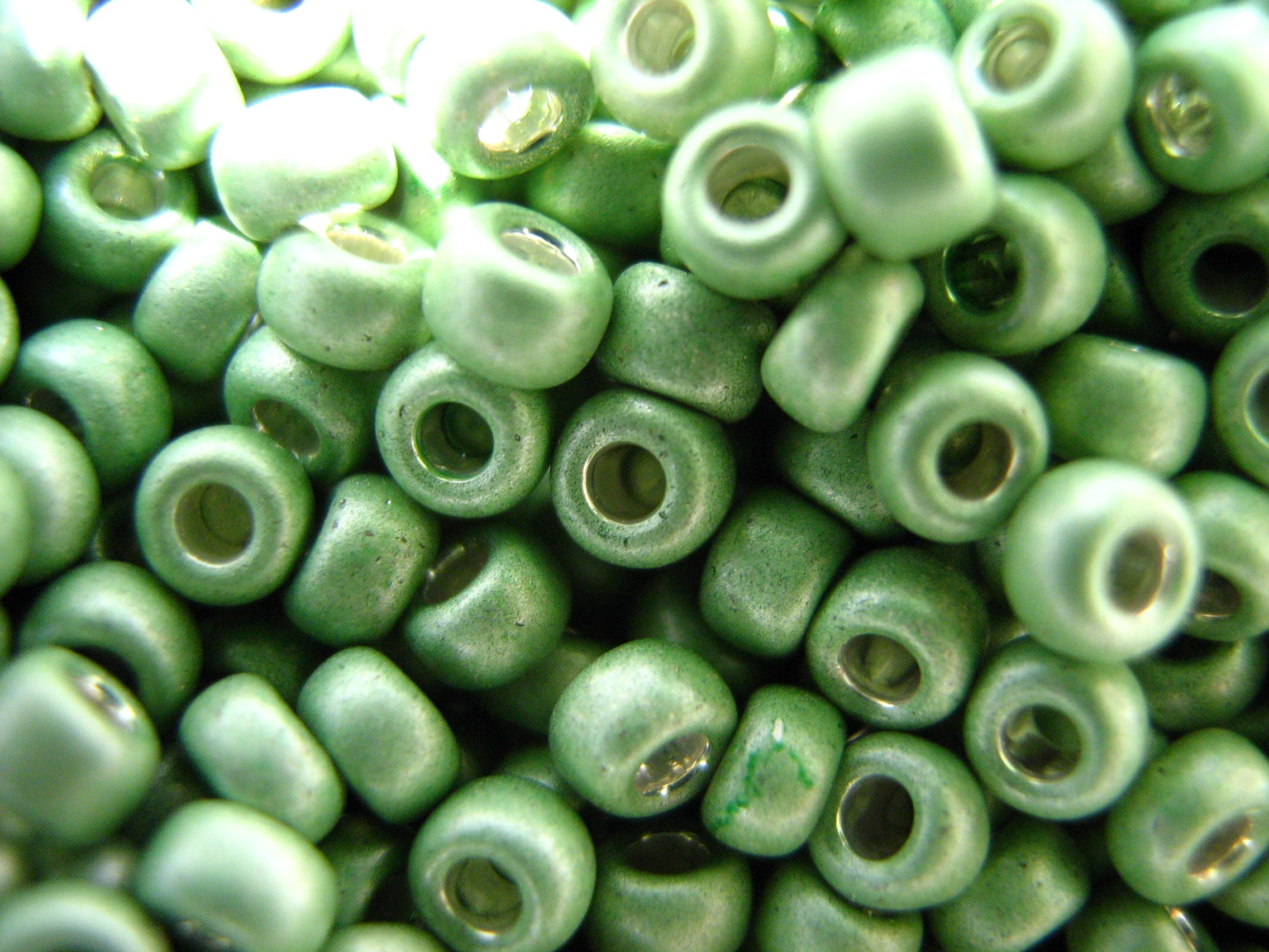 11/0 Round Toho Seed Beads 27gms, Matte Apple/Green.